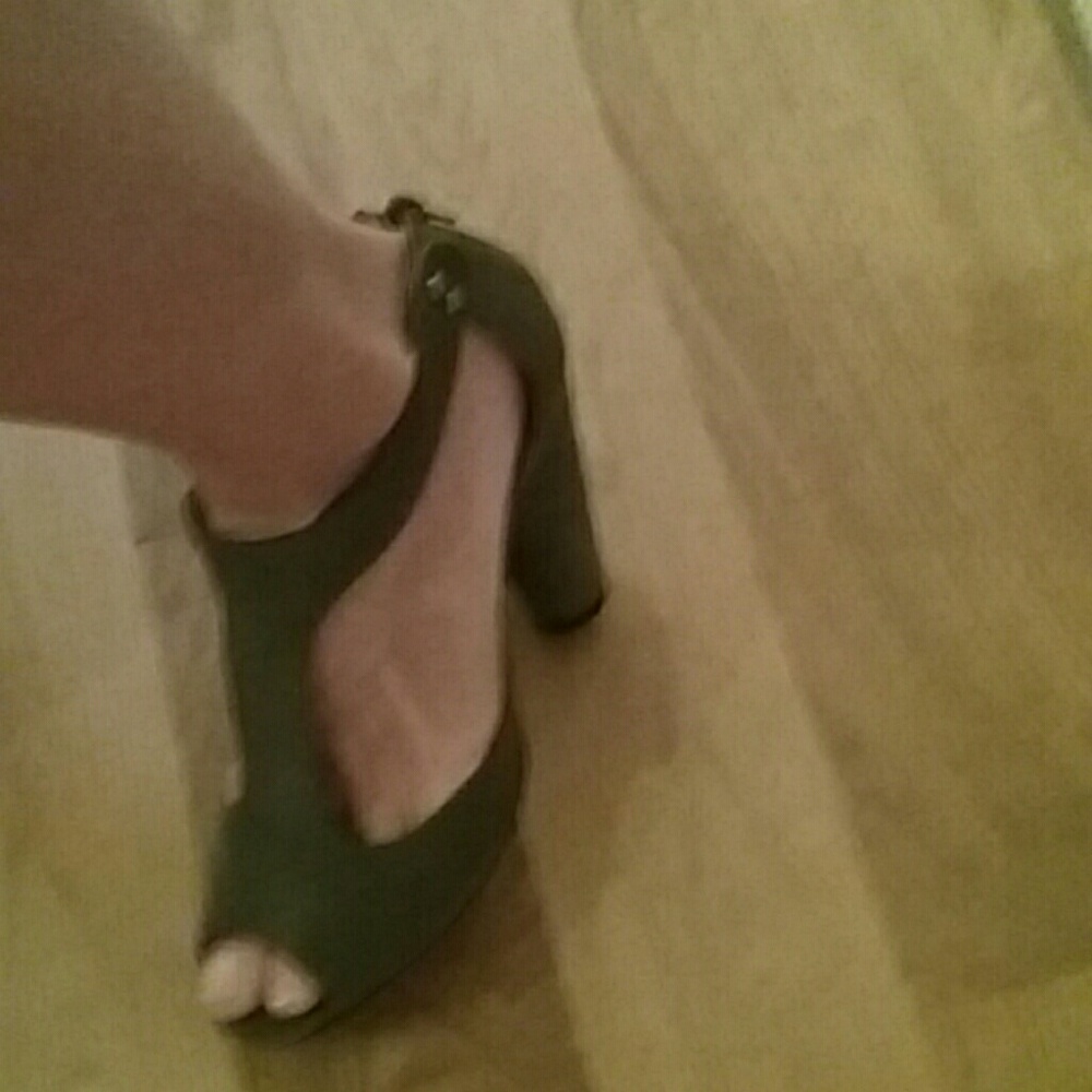 Shoes - Picture 6 of 7